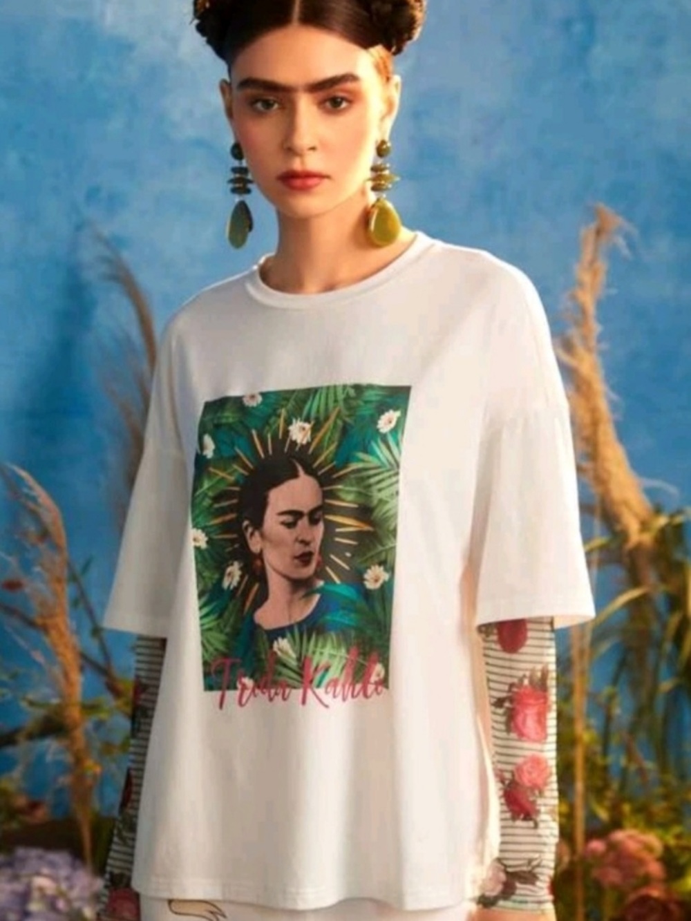 Frida Kahlo White Graphic Women’s Tee with Print sheer sleeves oversized small